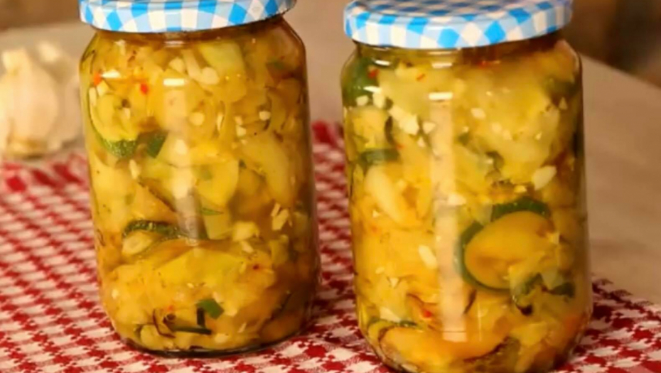 Preukusna salata: Tikvice sa belim lukom, u tegli