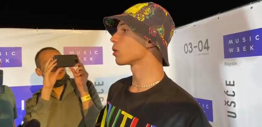 ŽELIM MAJCI DA SAGRADIM KUĆU, SKUPLJAM NOVAC Vojaž se pojavio na festivalu i otvoreno govorio o privatnom životu! (VIDEO)