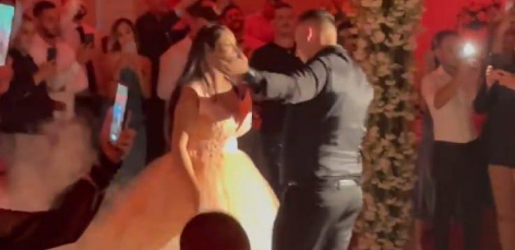 ŠAKO OŽENIO SINA Pevač zasenio sve u belom smokingu!