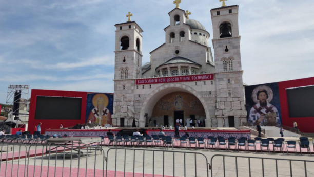 SVE JE SPREMNO ZA PATRIJARHA Postavljen crveni tepih ispred Hrama Hristovog vaskrsenja u Podgorici (VIDEO)