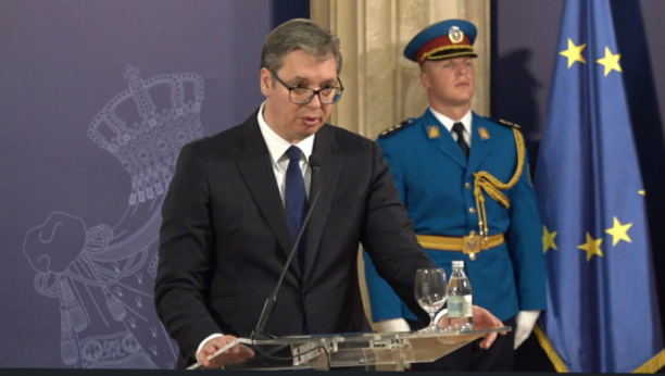 VUČIĆ ODBRUSIO MILU ĐUKANOVIĆU Dok sam živ neću vam dati da Srbiju pokorite!