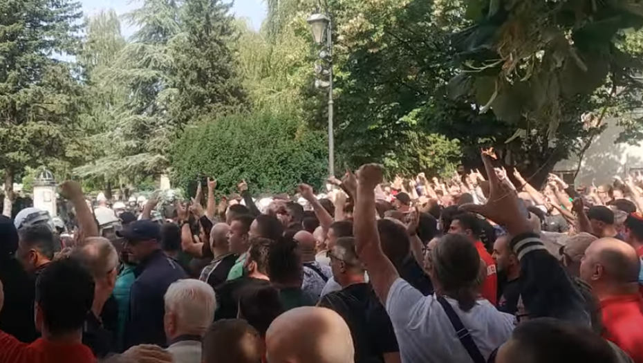 KOMITE DIVLJAJU ISPRED MANASTIRA, SKANDIRAJU SVEŠTENSTVU: "Što ste na nas digli hajku, četničku vam je*em majku"(VIDEO)