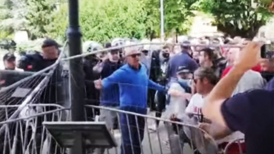 BOŠNJAK PREDVODI MILOVE KOMITE Sveštenicima viče "stoko četnička" i peva: Ustalo je Cetinje da rušimo svetinje!