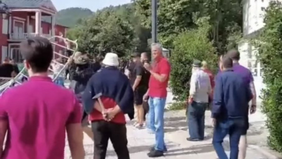 POSTAJE OPASNO Poneli i čekiće na Cetinje, spremni da udare pravo u glavu! Sramna fotografija iz Crne Gore