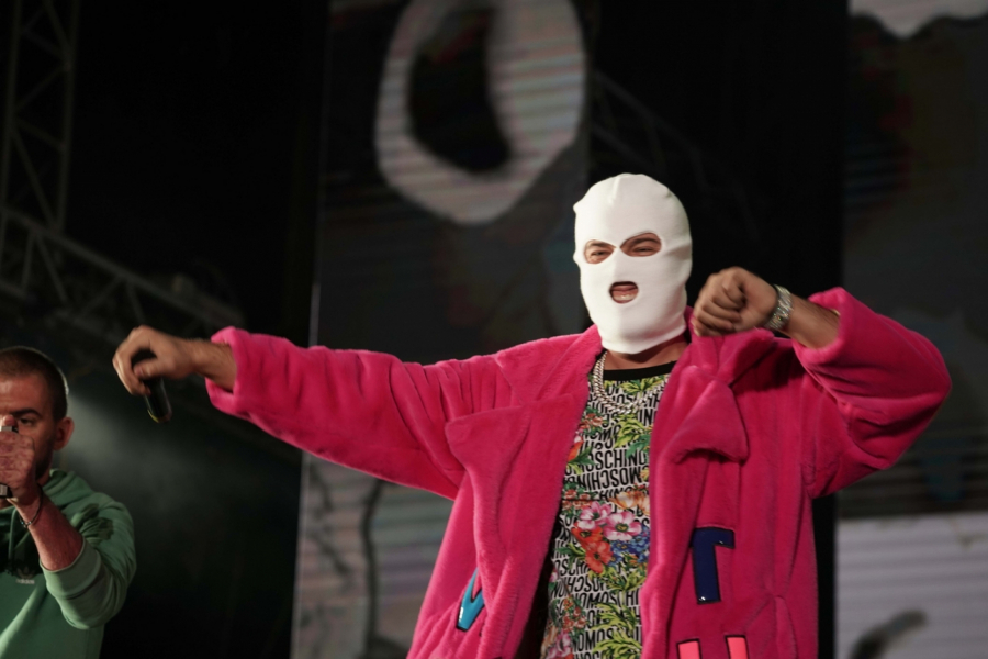 REPER NAPADNUT U KLUBU! Devito ostao bez maske, nastao opšti haos, obezbeđenje tuklo goste! (VIDEO)