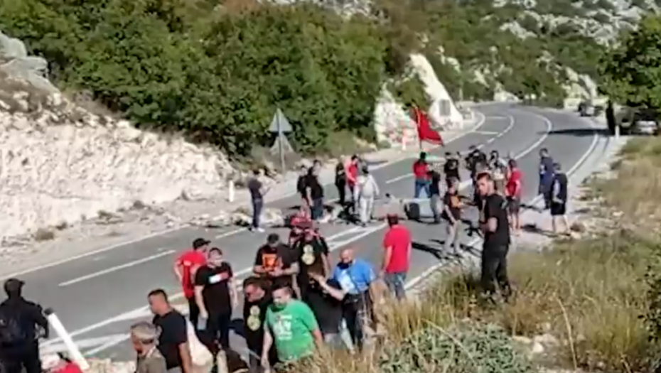 POLICIJA ČUVA MANASTIR NA CETINJU Komite i dalje na barikadama, svuda su kamenice, pokliči i sukobi (VIDEO)