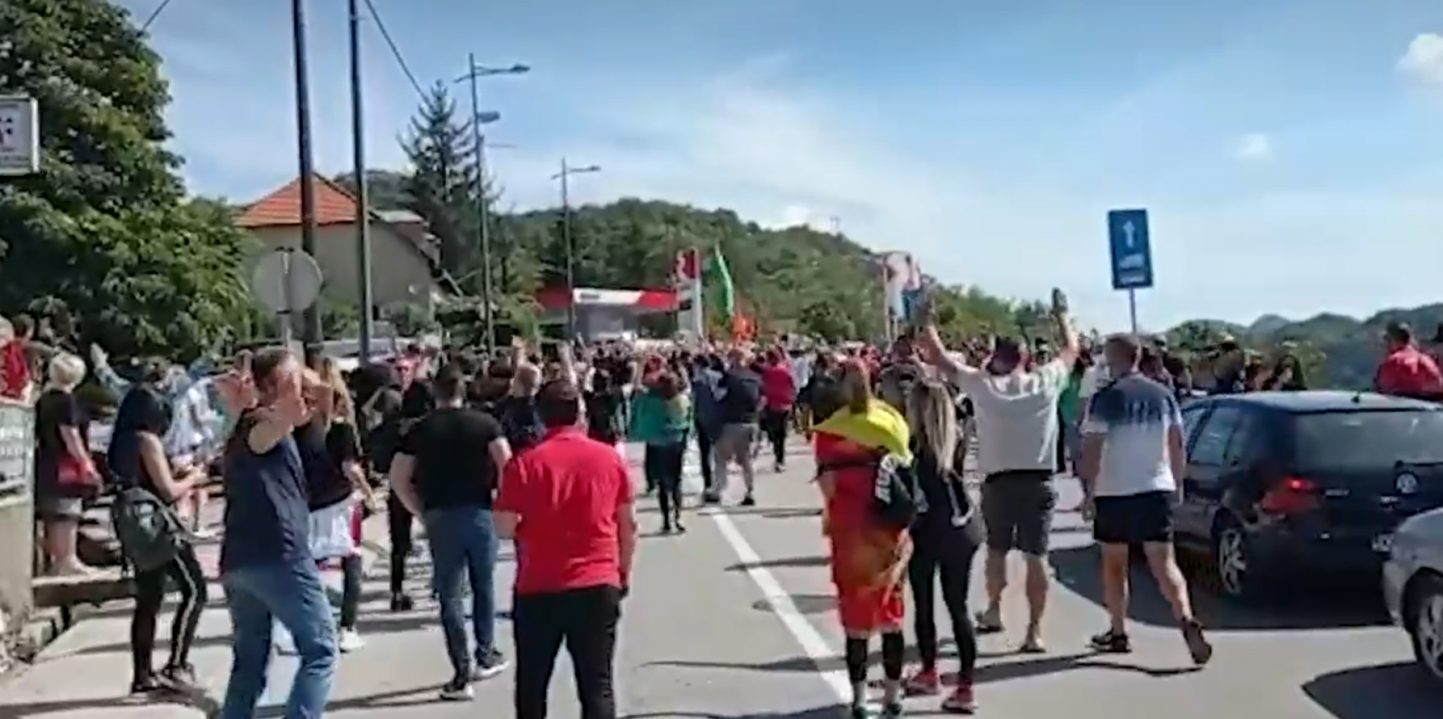 POLICIJA ČUVA MANASTIR NA CETINJU Komite i dalje na barikadama, svuda su kamenice, pokliči i sukobi (VIDEO)