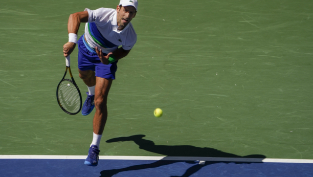 SVIM SRCEM UZ NOLETA! Evo kako Jelena bodri Novaka u dramatičnom meču, svi pričaju o njenoj majici (FOTO)