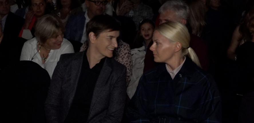 PREFINJENOST I ELEGANCIJA Premijerka Brnabić u pratnji partnerke zasijala na premijeri opere: Jedan detalj nikome nije promakao (VIDEO)