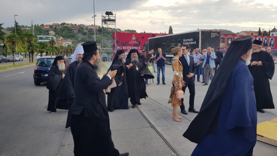 ORUŽJEM PROTIV MRZITELJA Zbog ekstremista crkveni velikodostojnici pod zaštitom specijalaca obavili verski čin