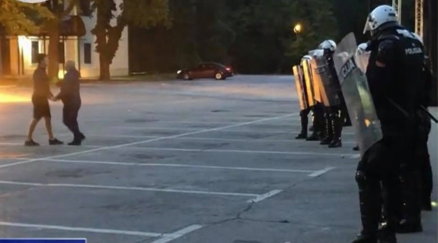 ORUŽJEM PROTIV MRZITELJA Zbog ekstremista crkveni velikodostojnici pod zaštitom specijalaca obavili verski čin