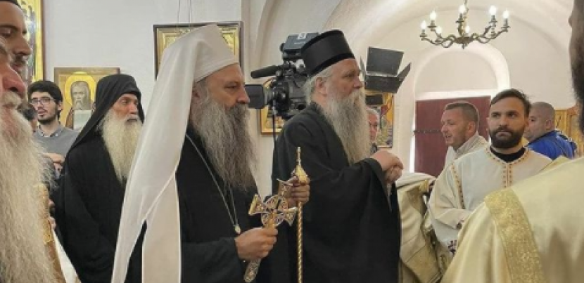 Patrijarh i mitropolit poleteli ka Podgorici: Ispraćeni uz "Ne damo svetinje"