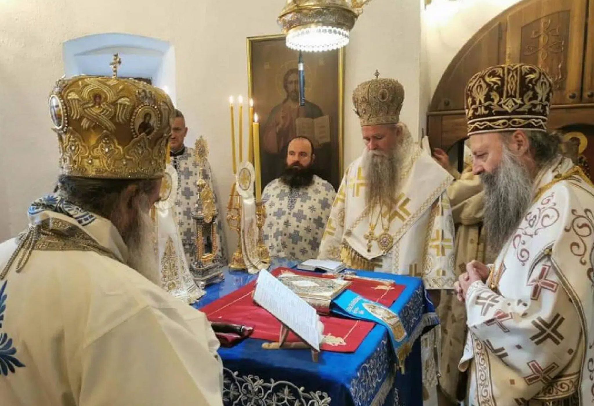 SVETI TRON DOČEKAO VLADIKU Na arhijerejskom mestu u cetinjskom manastiru se tri decenije bogu molio počivši Amfilohije