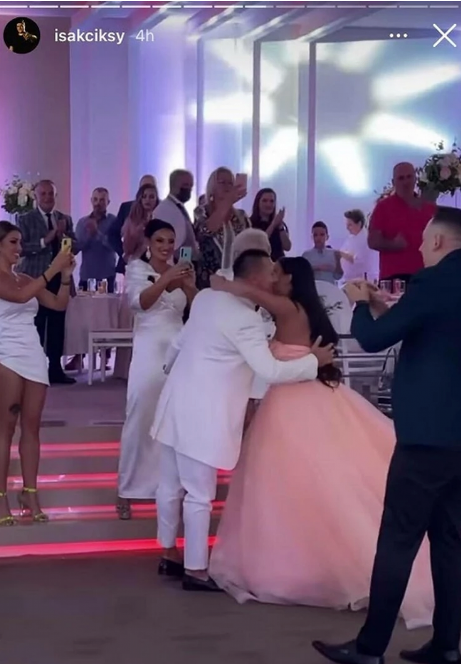 ŠAKO ZA SVADBU SINA ISKEŠIRAO PARA U VREDNOSTI JEDNOG STANA Polumenta pevao cele večeri, a ovako su izgledale njegove ćerke i supruga!