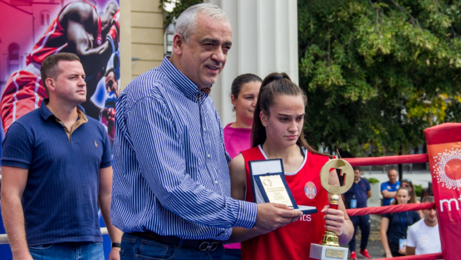 Gradonačelnik Subotice Stevan Bakić osvajačima "Vojvođanske zlatne rukavice“ uručio trofeje