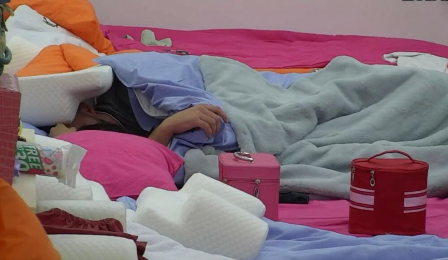 PRVA VRELA AKCIJA U ZADRUZI! Mensur završio sa maloletnicom ispod pokrivača! (FOTO)