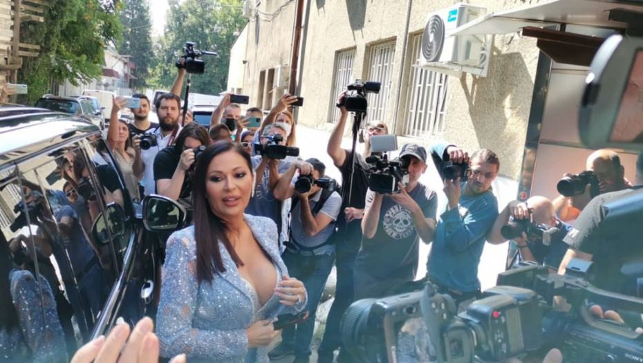 STIGLA NA GRAND Ceca izdominirala u seksi kombinaciji, a svi pričaju o jednom detalju!