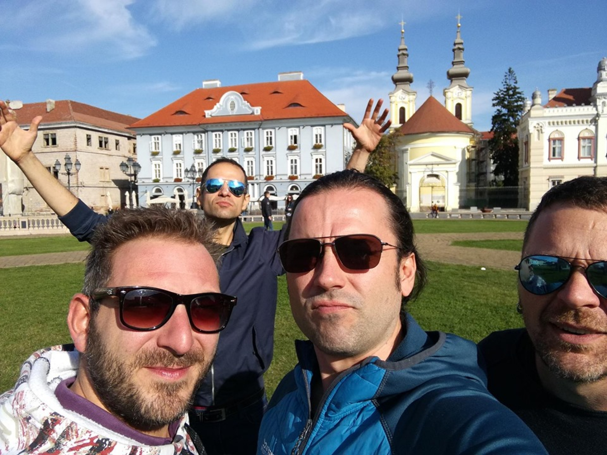 NE DIRAJ DRAŽU, VEĆ ĐUSKAJ NA KNJAZU! Grbave tange sviraju za Uroša!