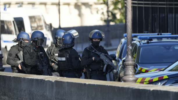 OSUJEĆEN BOŽIĆNI NAPAD NOŽEM! Francuska policija uhapsila dvojicu muškaraca koji su planirali pokolj