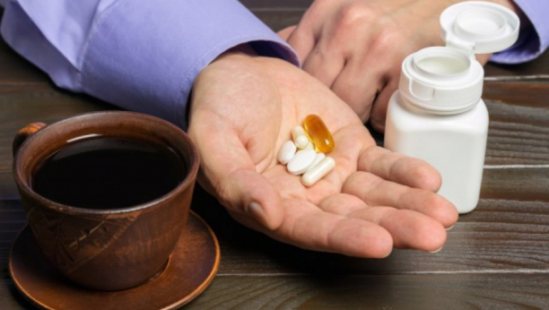 AKO OVO RADITE, KAO DA NE UZIMATE TERAPIJU: 6 lekova, koji gube efekat ako pijete kafu