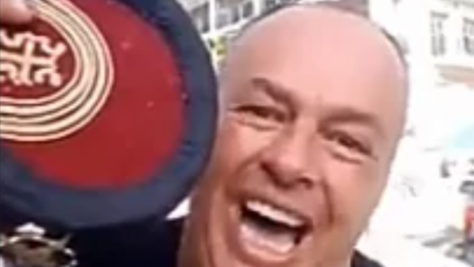 OTKRIVENA TAJNA PRAVE CRNOGORSKE KAPE Tepelak je okružen sa pet zlatnih niti, a u centru se nalaze krst i četiri slova S!