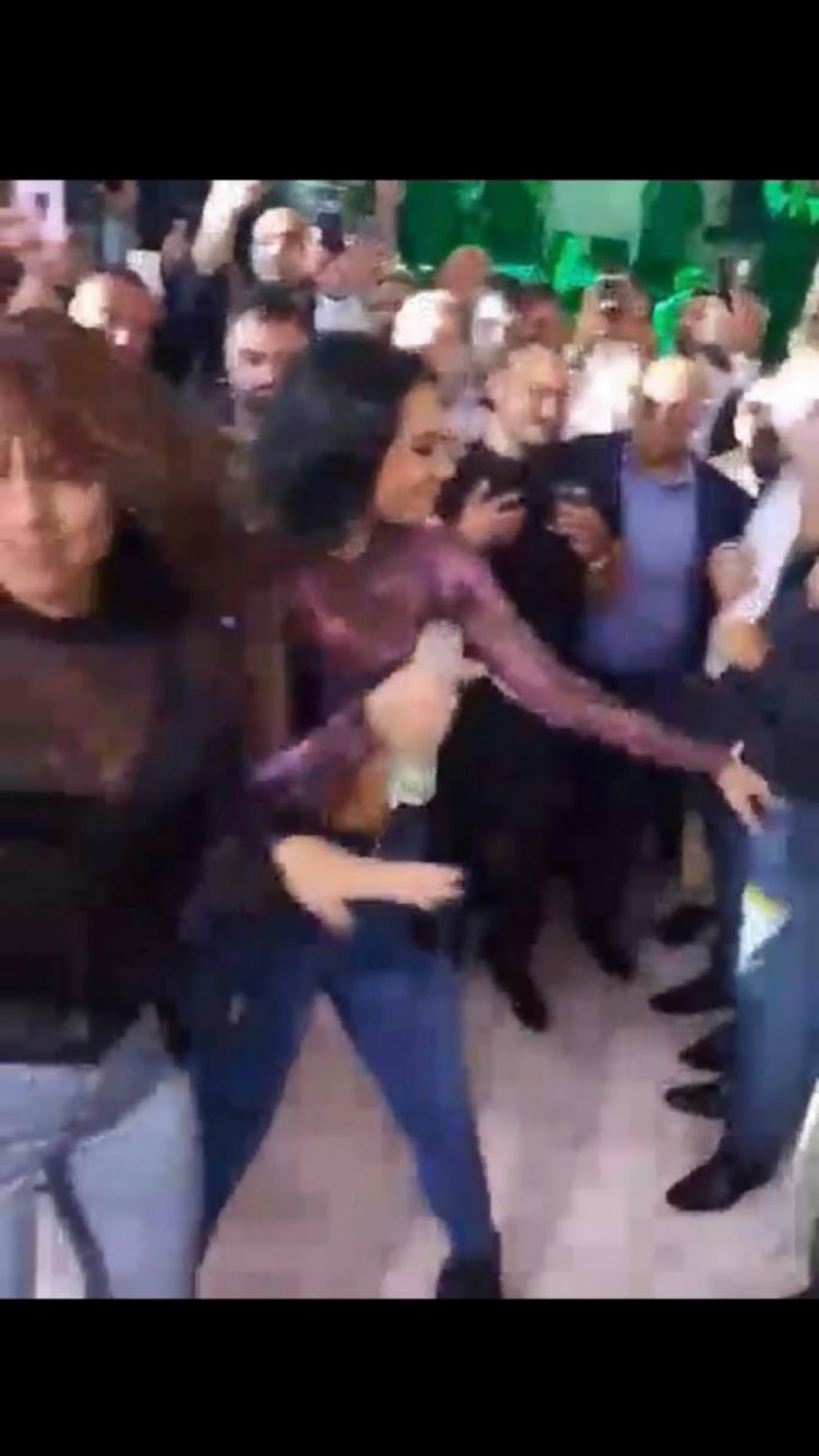 URAGANKE PEVALE NA ROMSKOJ SVADBI Predstavnice Srbije na pesmi Evrovizije počele da tezgare! (VIDEO)