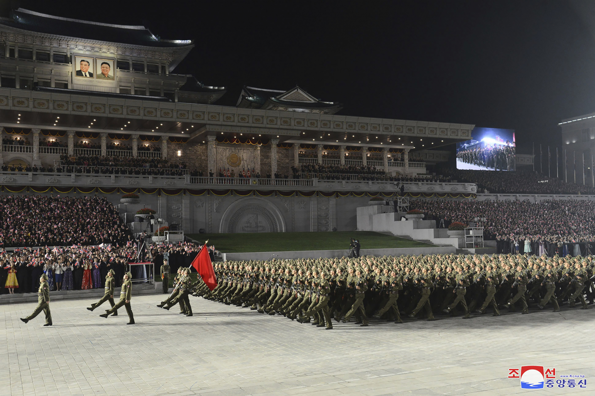 NEVERICA NA PARADI U SEVERNOJ KOREJI Kim drastično smršao, gas maske i zaštitna odela na vojnicima, raketa nigde (FOTO)