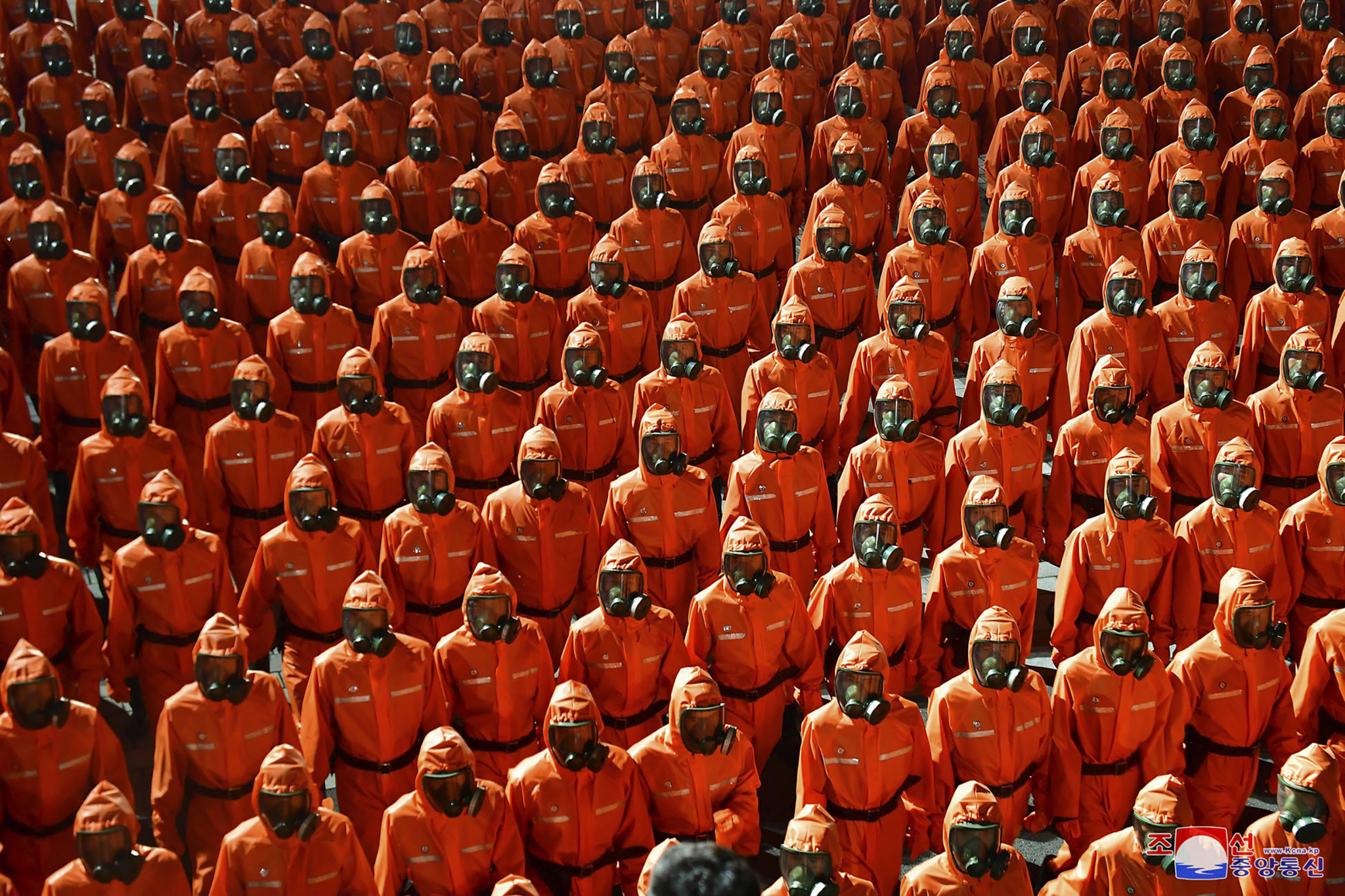 NEVERICA NA PARADI U SEVERNOJ KOREJI Kim drastično smršao, gas maske i zaštitna odela na vojnicima, raketa nigde (FOTO)