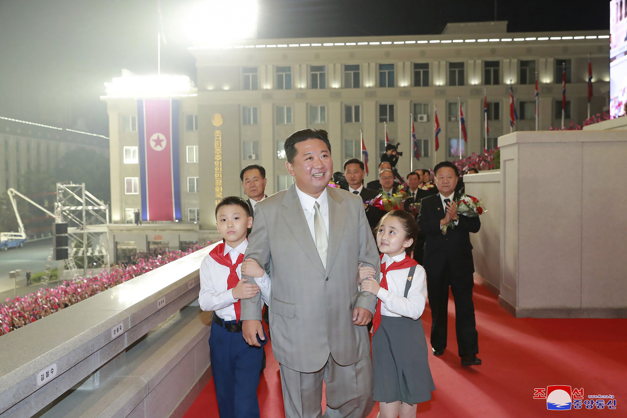 NEVERICA NA PARADI U SEVERNOJ KOREJI Kim drastično smršao, gas maske i zaštitna odela na vojnicima, raketa nigde (FOTO)