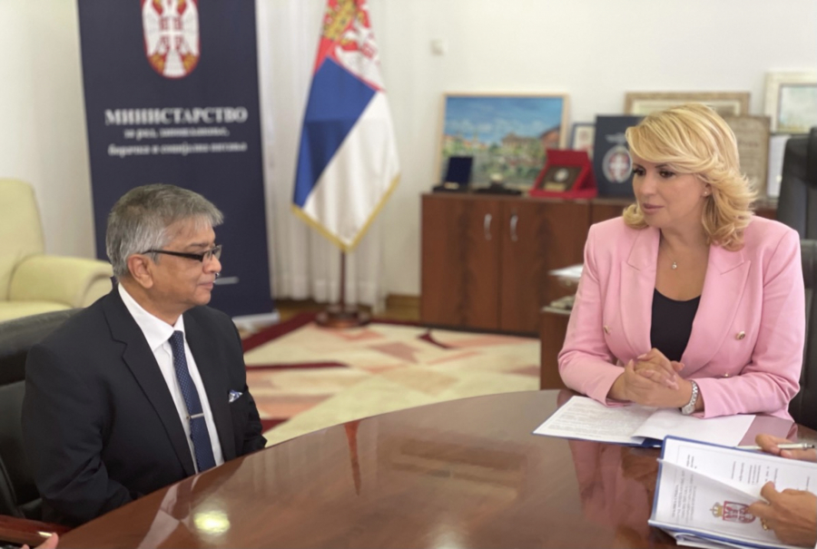 DARIJA KISIĆ DANAS PONOVO ODUŠEVILA SVE Ministarka zrači lepotom, a jedan odevni detalj joj posebno dobro stoji (FOTO)