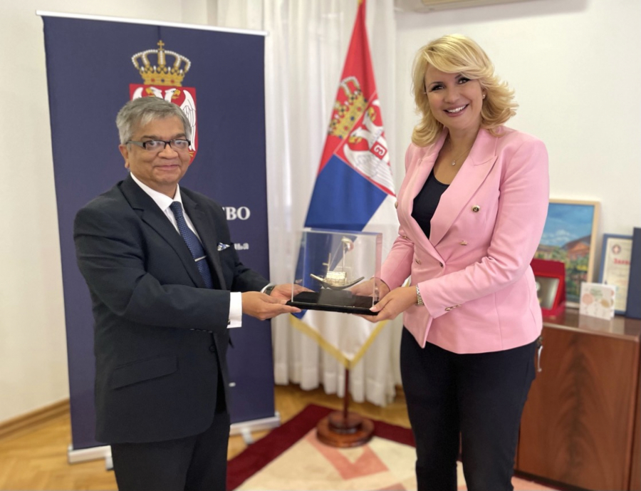 DARIJA KISIĆ DANAS PONOVO ODUŠEVILA SVE Ministarka zrači lepotom, a jedan odevni detalj joj posebno dobro stoji (FOTO)