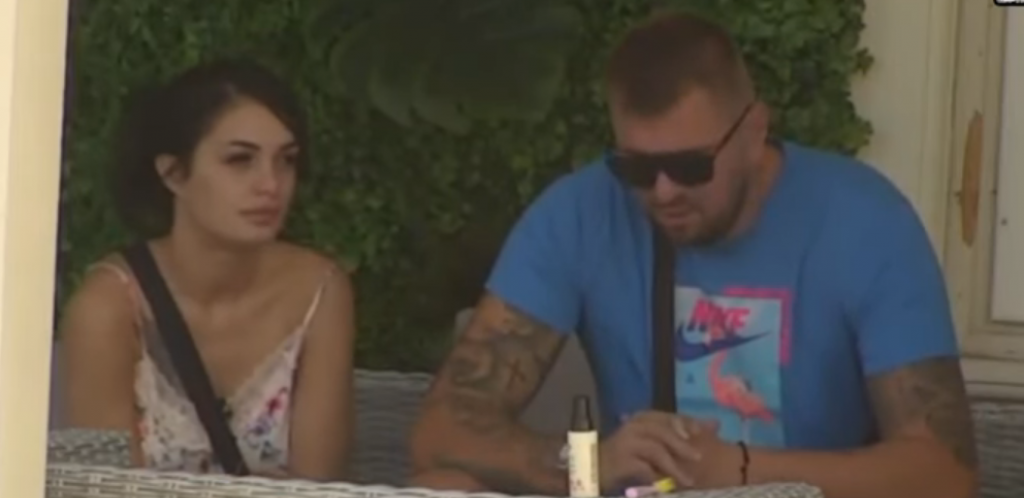 FOTOGRAFIJA OTKRILA VEZU VIKTORIJE I JANJUŠA On se provodi, a njena ruka na njegovom kolenu!