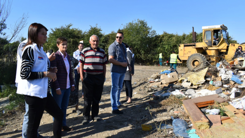 MINISTARKA IRENA VUJOVIĆ NA ČIŠĆENJU DIVLJE DEPONIJE U OBREŽU Radimo važan posao za budućnost
