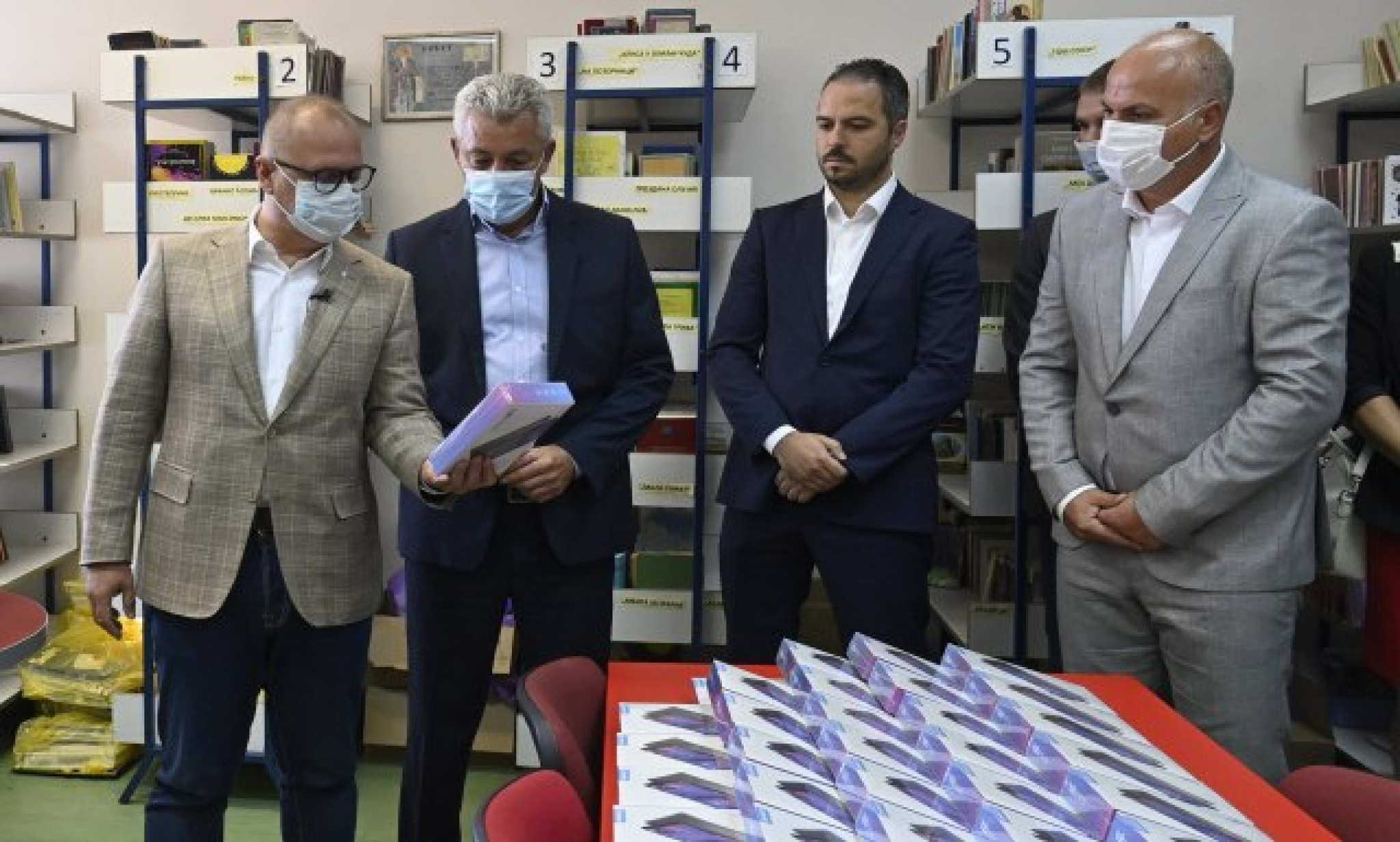 AKCIJA PODELE TABLETA SE NASTAVLJA Vesić obradovao đake Osnovne škole 