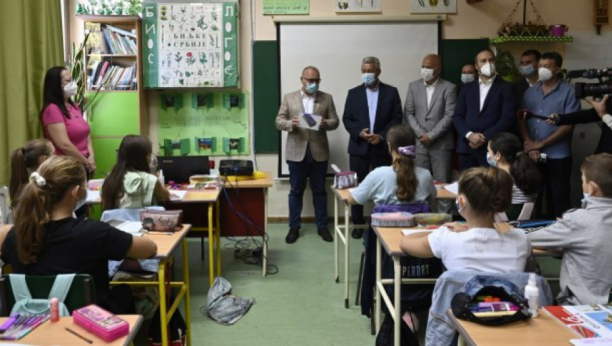 AKCIJA PODELE TABLETA SE NASTAVLJA Vesić obradovao đake Osnovne škole "Pavle Savić" u Mirijevu