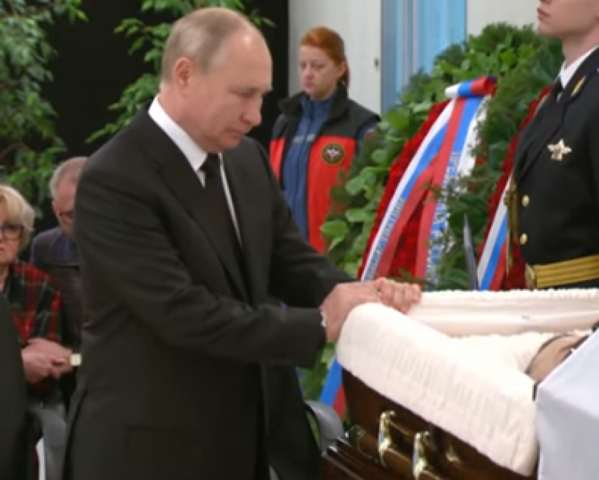 PUTIN SKRHAN OD BOLA I TUGE Prekrstio se, pa oprostio od prijatelja - poginulog ministra (FOTO/VIDEO)