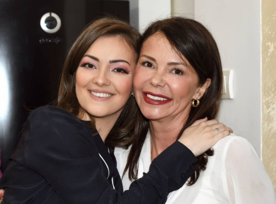 NIJE LAKO PRIHVATILA SNAJKU Voditeljka oženila sina, a mladencima poslala poruku!