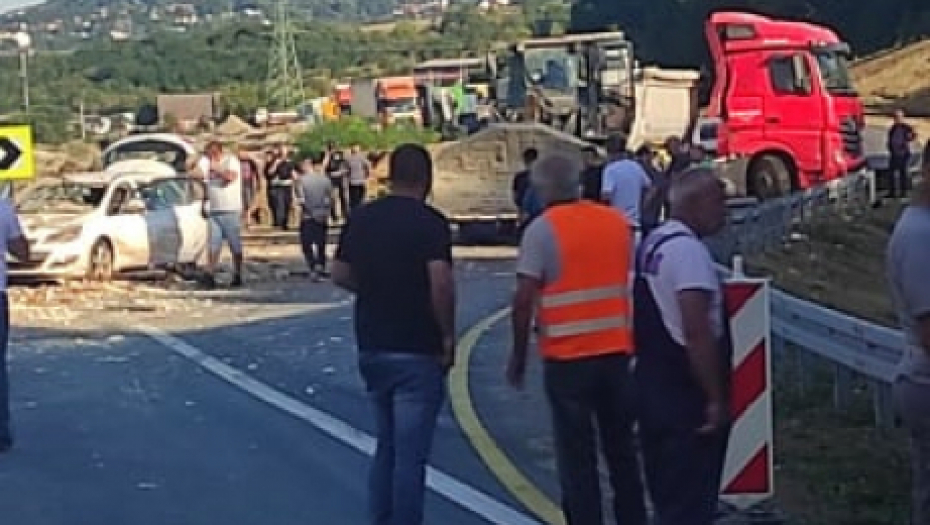 SUDAR KAMIONA KOD BUBANJ POTOKA Nepregledna kolona vozila, blokiran saobraćaj! (VIDEO)