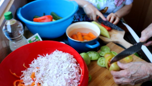 OVAKO SU NAŠE BAKE SPREMALE ZIMNICU: Tradicionalna 