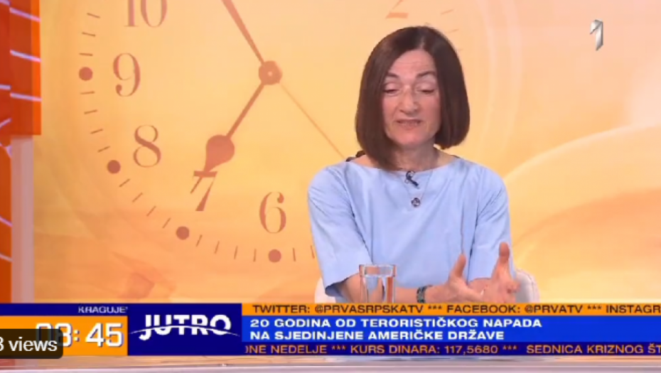 SMAJLOVIĆ RASKRINKALA ĐILASA I OBUĆINU Pa nije ona rešetala pitanjima Dragana u kafiću! Pitam se što je Minja Miletić otišla od njih...