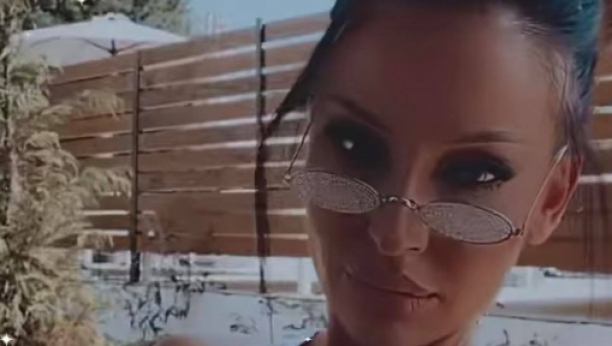 OBJAVILA DA JE BOLESNA, PA SNIMALA GRUDI Katarini Živković sve poispadalo! (VIDEO)