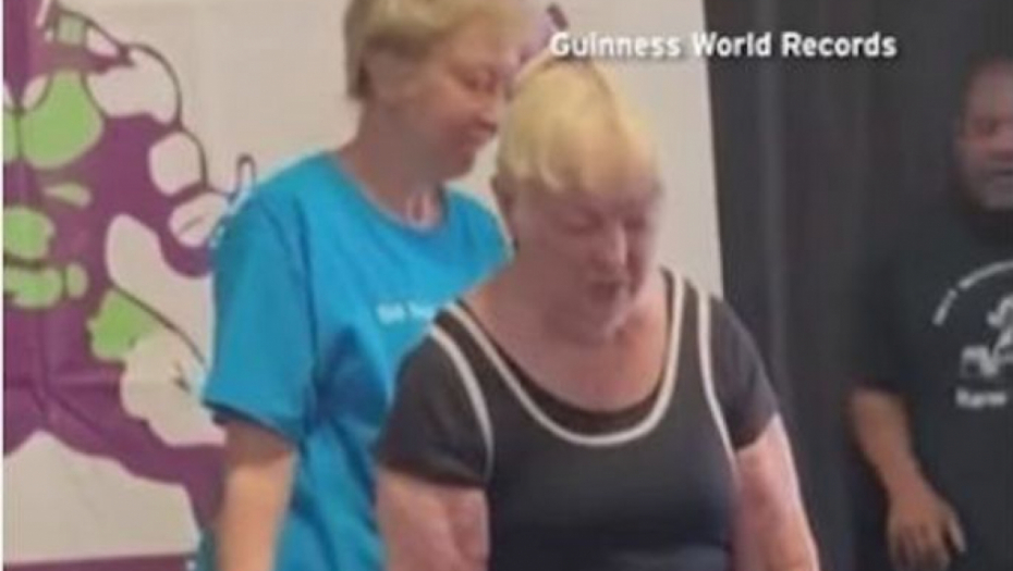 IMA 100 GODINA, ALI GRMI KOLIKO JE JAKA Ova baka je oborila svetski rekord u dizanju tegova!(VIDEO)
