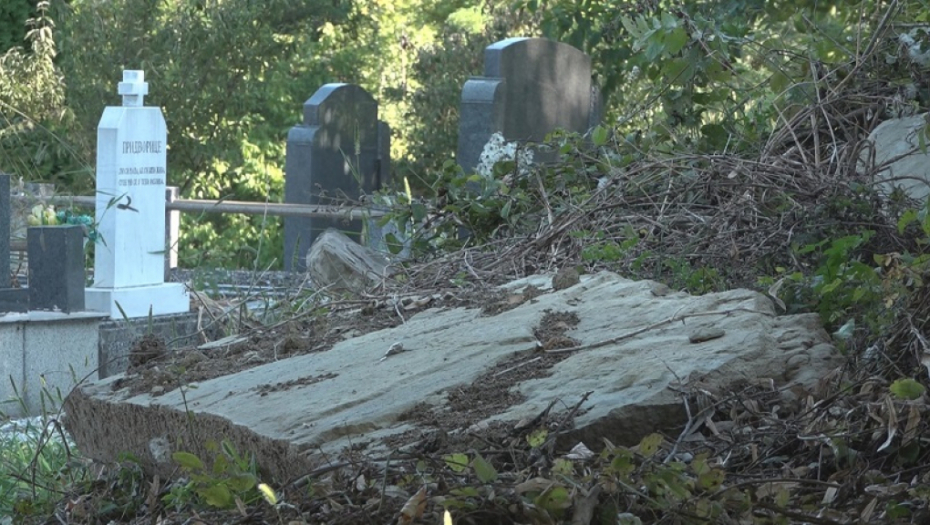JEZIV PRIZOR NA GROBLJU KOD ČAČKA: Prekopano više od deset grobova, bahati pojedinci preko mrtvih nasuli put (FOTO)