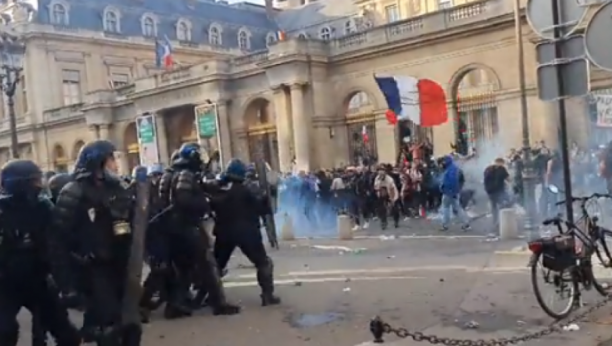 DIGLI SE ZBOG KOVID PRAVILA Preko 100.000 Francuza protestvovalo širom zemlje, došlo i do okršaja sa policijom (VIDEO)
