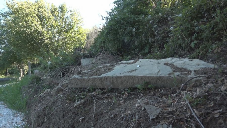 PREKOPAO GROBNA MESTA I NASUO PUT Užasni prizor na groblju kod Čačka