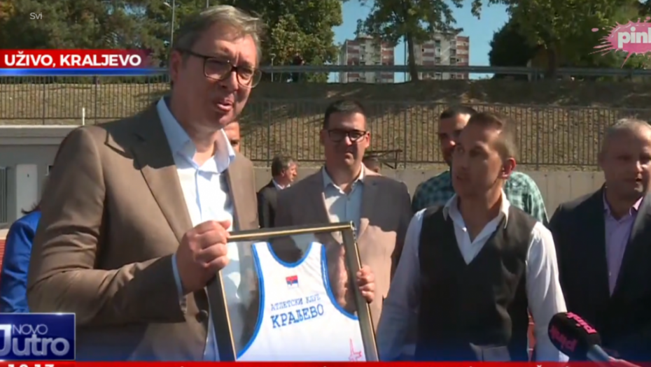 VELIKA ČAST ZA PREDSEDNIKA! Vučić u Kraljevu dobio poseban poklon! (FOTO)