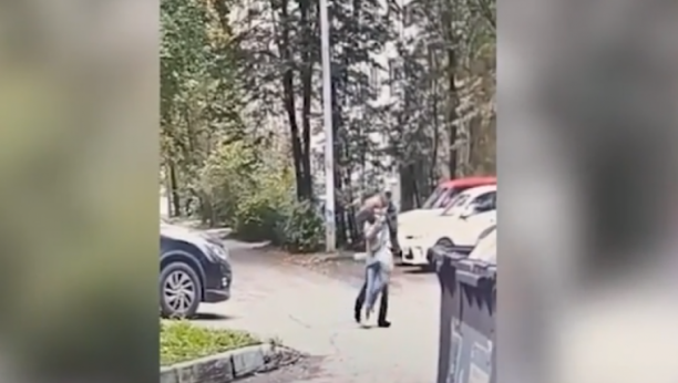 MANIJAK NAPAO DEVOJČICU Kamere zabeležile jezivu scenu, komšinica vriskom spasla dete (VIDEO)