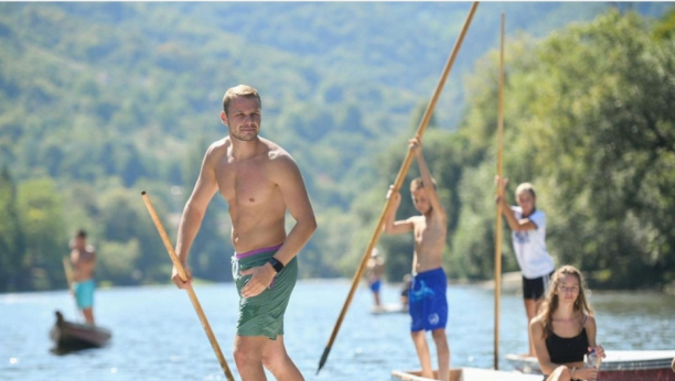 GRADONAČELNIK BANJALUKE VOLI DA SE RAZGOLITI Stanivuković opet pokazao zmijsko telo!