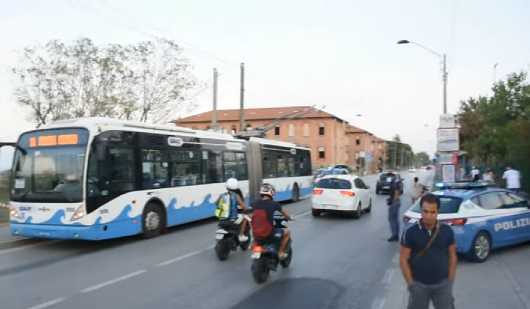 KRVOPROLIĆE U ITALIJI Drogirani stranac potegao nož i ranio dete, povredio još četvoro ljudi (VIDEO)