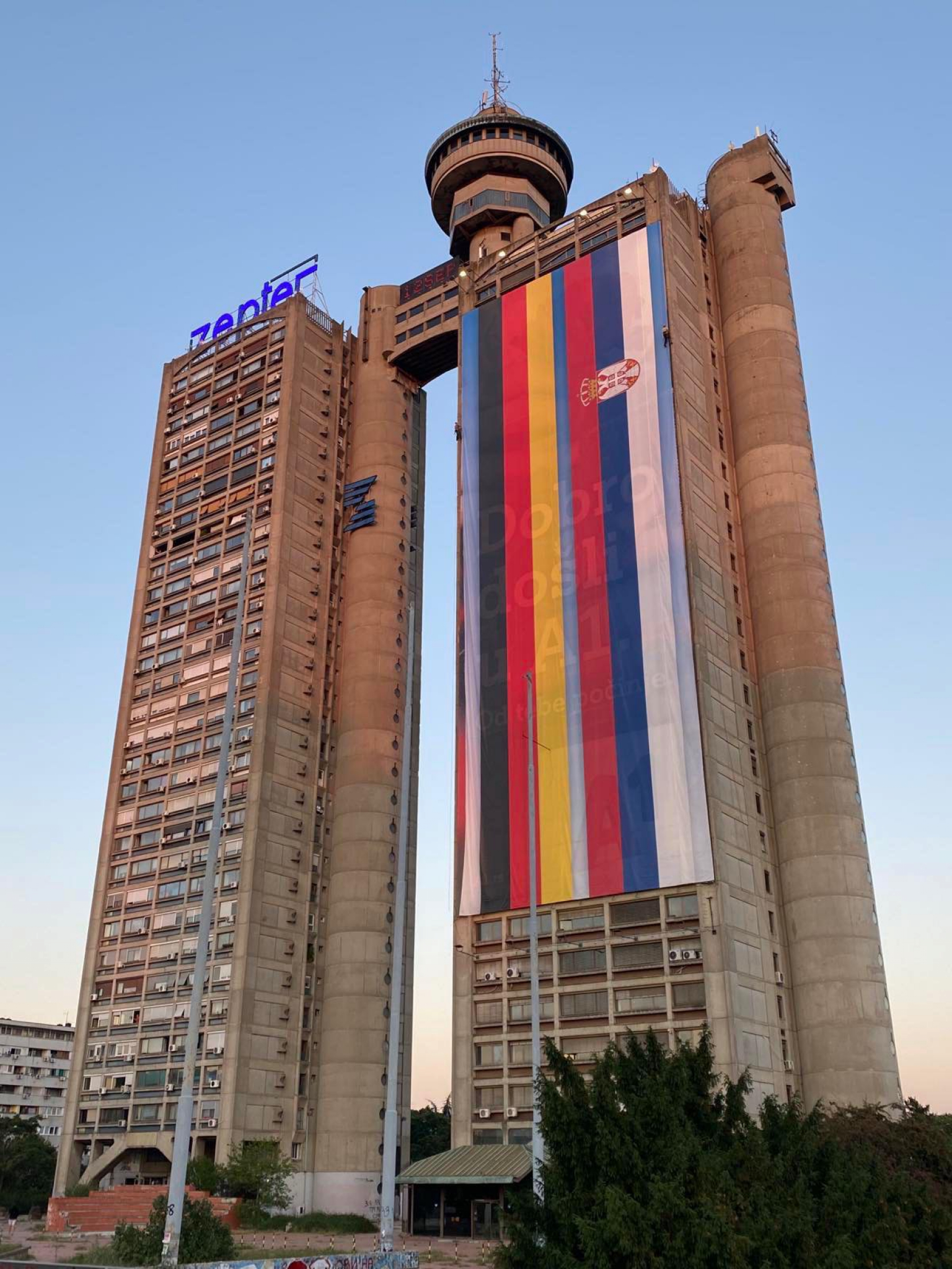 BEOGRAD SPREMAN ZA DOČEK KANCELARKE Zastave Srbije i Nemačke se vijore na kuli Geneks (FOTO)